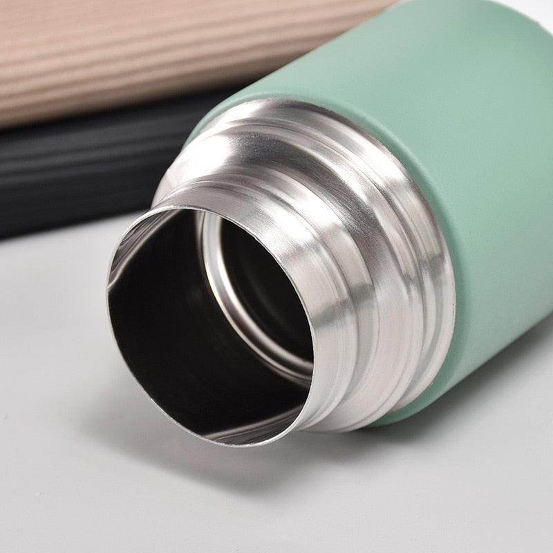 Latest Steel Vacuum Flask Set with 3 Stainless Steel Cups Combo - 500ml - Keeps HOT/Cold | Ideal Gift for Winter - Housewarming Random Color - Gardino